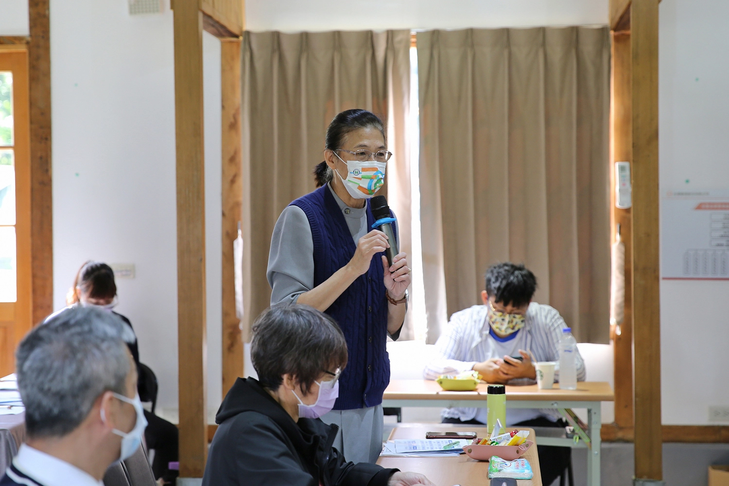 下半場由花蓮慈院醫事室林玲珠主任來主持「花東田野調查主題交流」,針對問卷回收後,發現的問題包含獨居、運動、肥胖、菸檳酒、篩檢等數據進行討論。