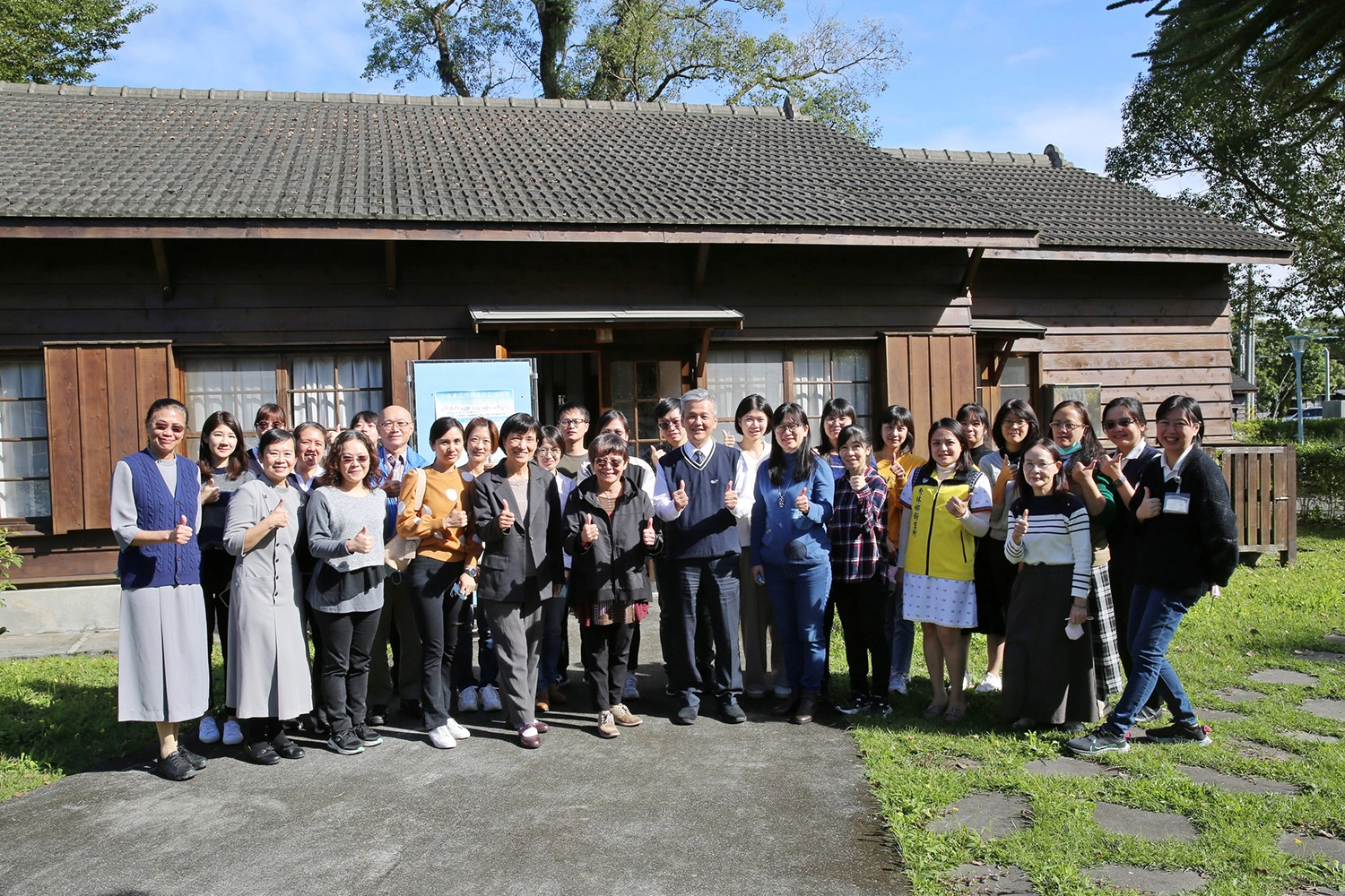 12月23日,由花蓮慈濟醫院主辦「東區總額風險移撥款IDS年終成果分享交流會」,邀請中央健保署東區業務組組長李名玉、花蓮慈院主任秘書陳星助、醫事室主任林玲珠,以及承辦IDS計畫的六家醫療院所、花東兩地衛生所代表齊聚分享交流。