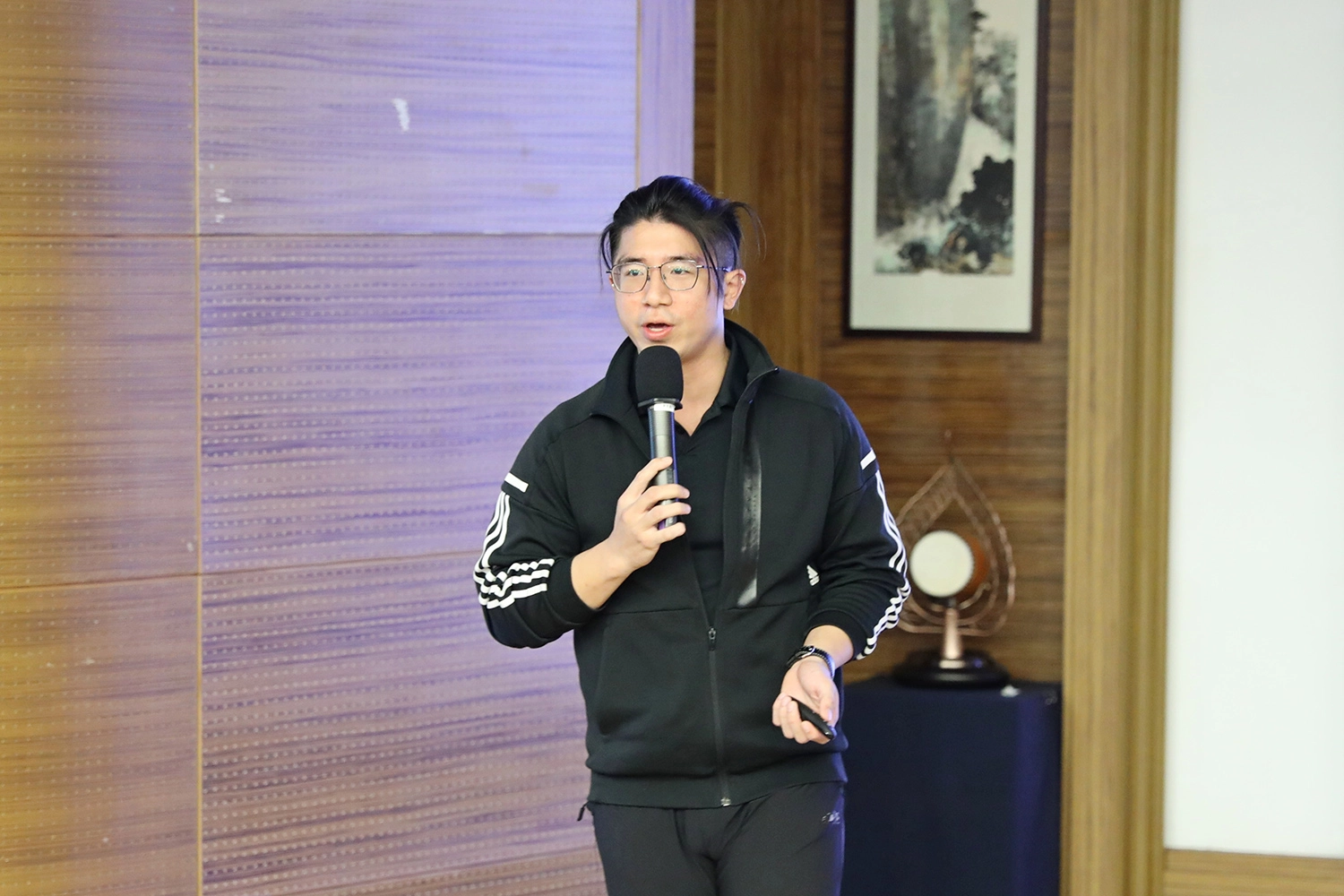 小卿教練指出,訓練骨盆底肌不僅能夠強化尿道括約肌彈性,預防或改善漏尿問題,還能改善骨盆鬆弛,預防骨盆器官脫垂。