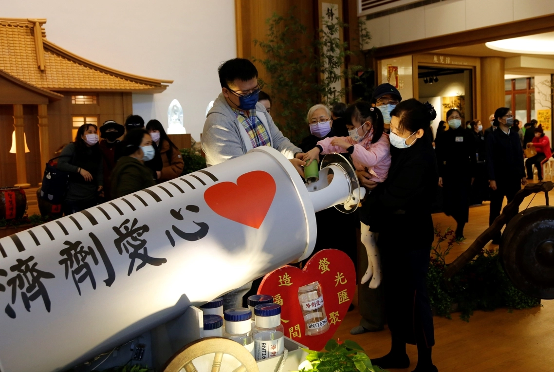 新店靜思堂映入眼簾的還有特大號的注射BNT疫苗的針筒,讓響應「濟劑愛心」的會眾可以持續匯聚共善的力量。
