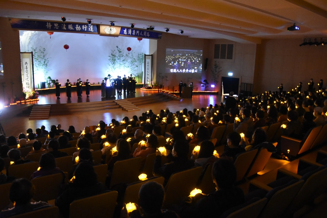 「燈燈相續無盡燈!」人人拿起福慧燈虔誠祈禱,除了點亮有形的燈,還有無形的心燈,就是善與愛的心念。