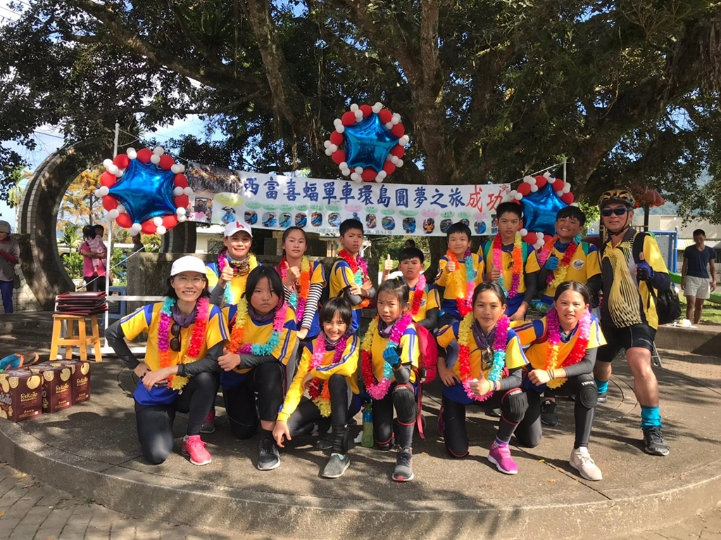 張素連在乎偏鄉孩子的身體健康,陪伴學生單車環島。