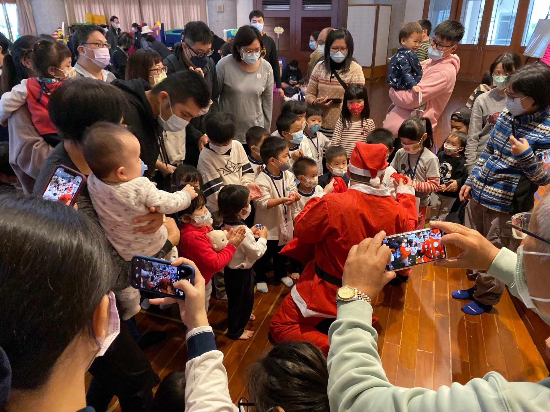 慈濟大愛幼兒園舉辦歲末親子活動,耶誕老公公發餅乾給孩子們。