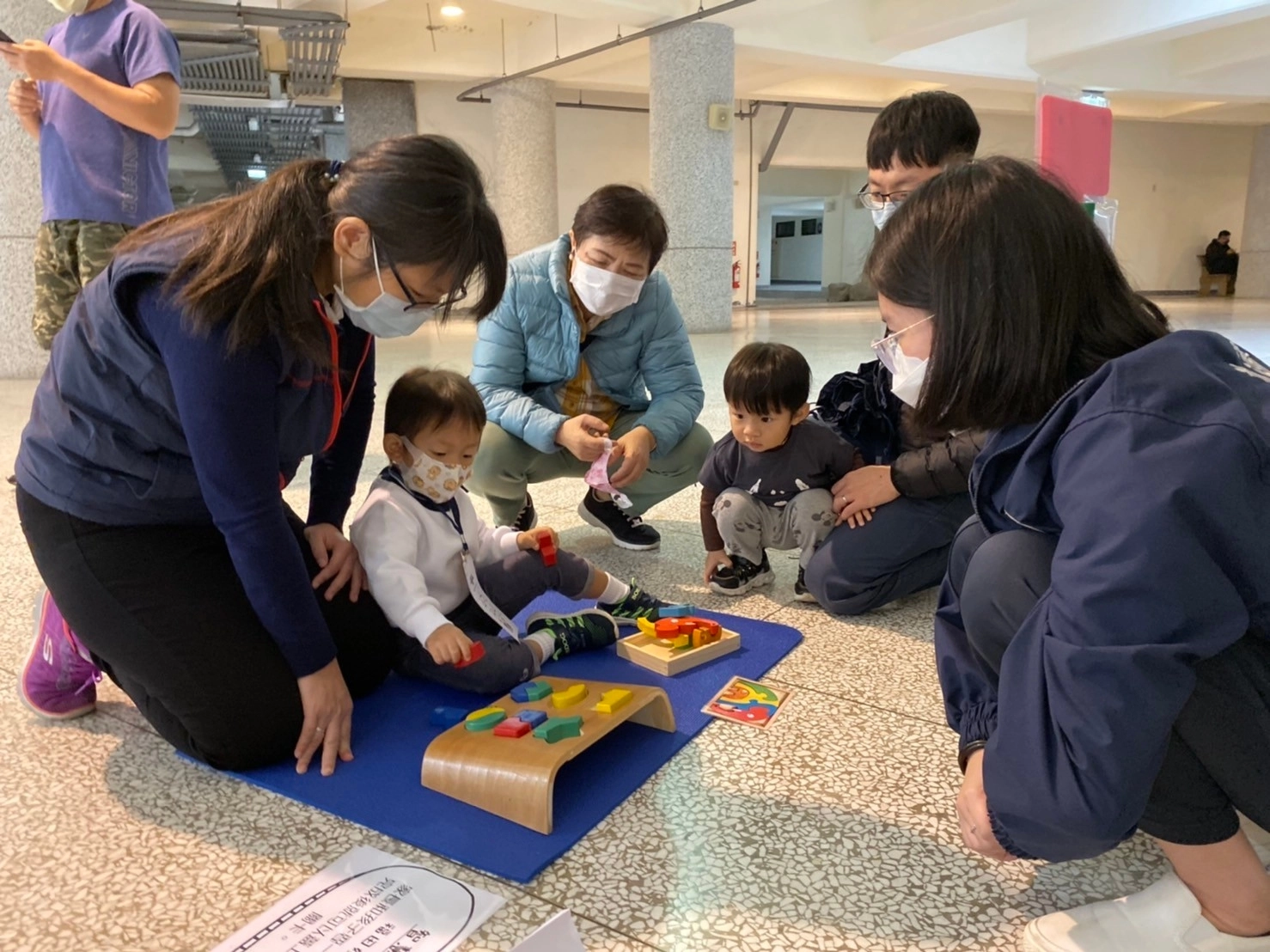 慈濟大愛幼兒園舉辦歲末親子活動,用闖關遊戲讓親子們度過開心的耶誕節。