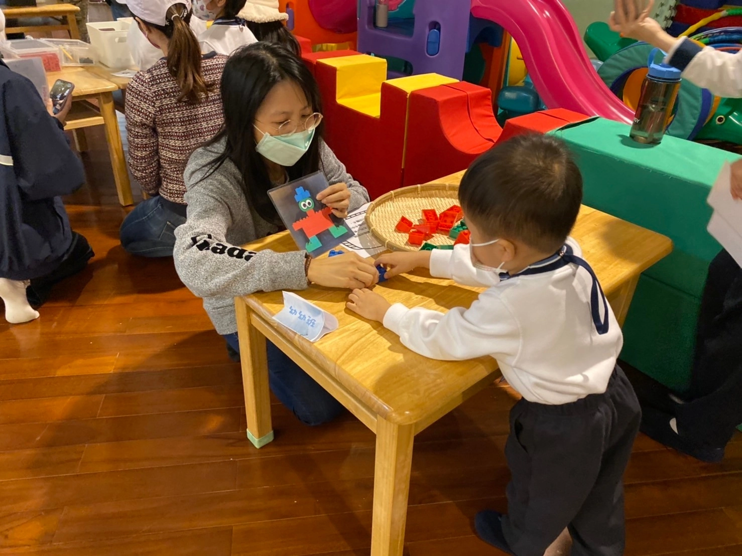 慈濟大愛幼兒園結合耶誕節舉辦歲末親子活動,用闖關遊戲讓親子們度過開心的耶誕節。