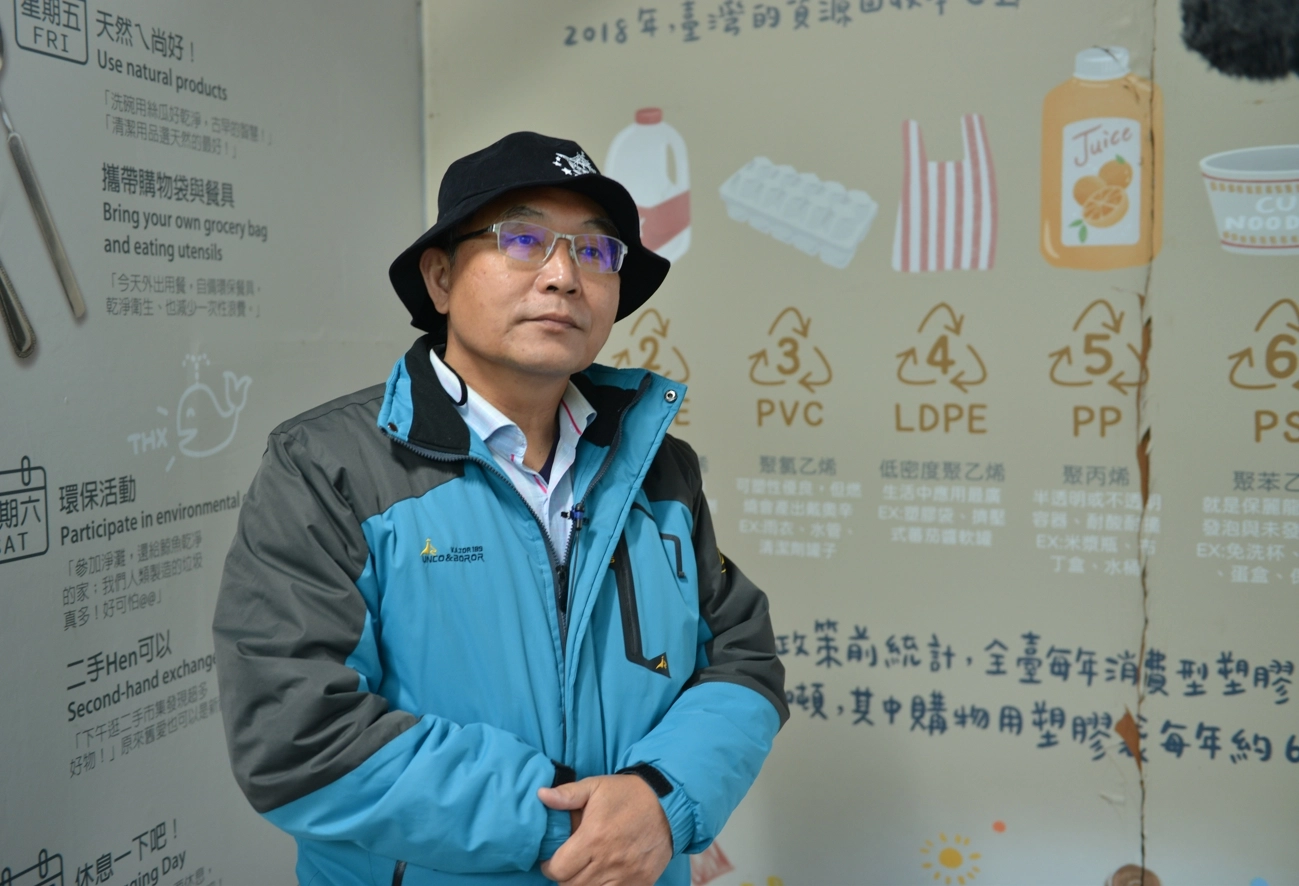 金龍國小校長呂金榮不斷地說:「有知識性布展,還有讓小朋友親自操作,從體驗,探索環保議題深植腦中」。