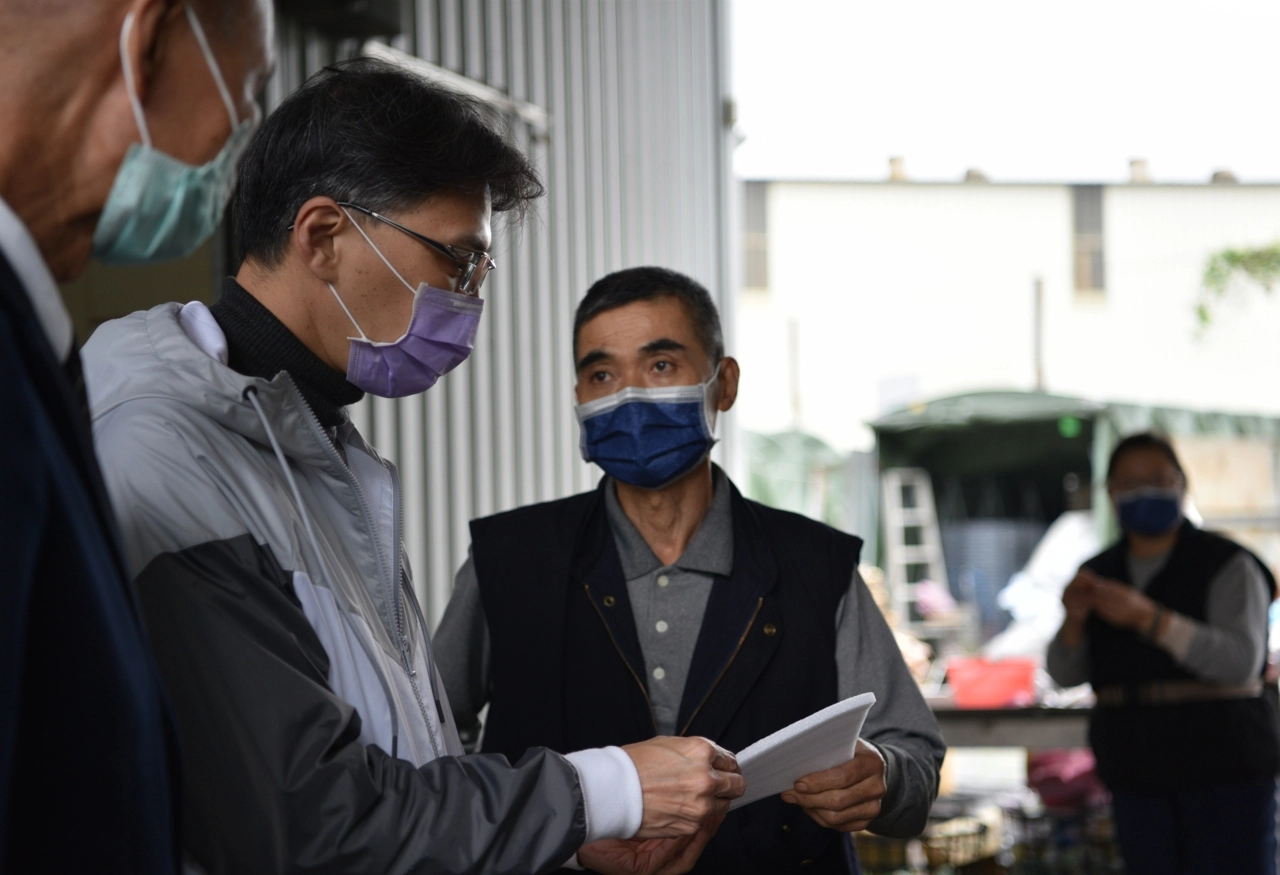 汐止區陳健民區長(左二)頻頻讚歎表示:「以前都以為環保補充包很環保,今天看到布展內容,才發現有很多是可以回收」。