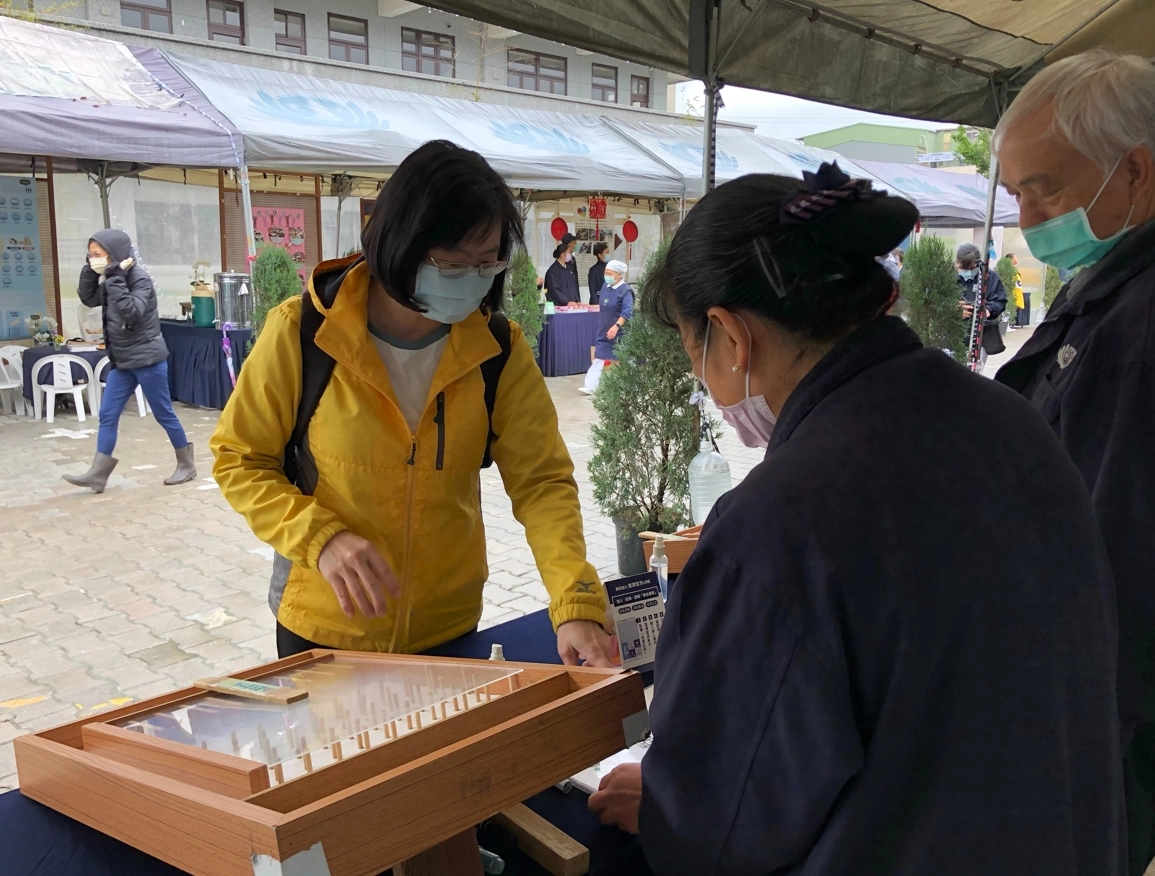 秀峰國小顏幸雅主任(左一)表明這布展太有趣了:「在遊戲中學習環保,深記腦裡不忘記,兒童節時可以讓孩子來體驗」。