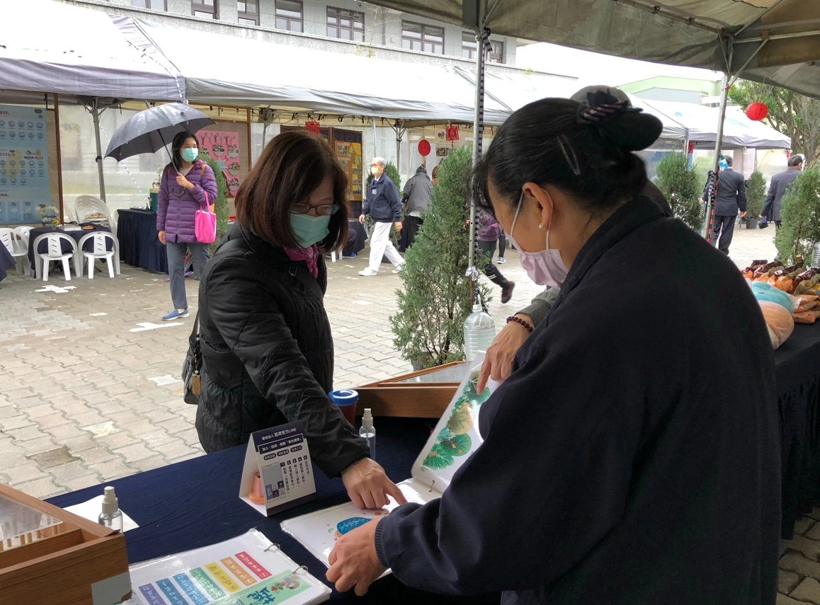 環保志工黃美麗(左一)說:「地球只有一個,要減少拿塑膠袋」。