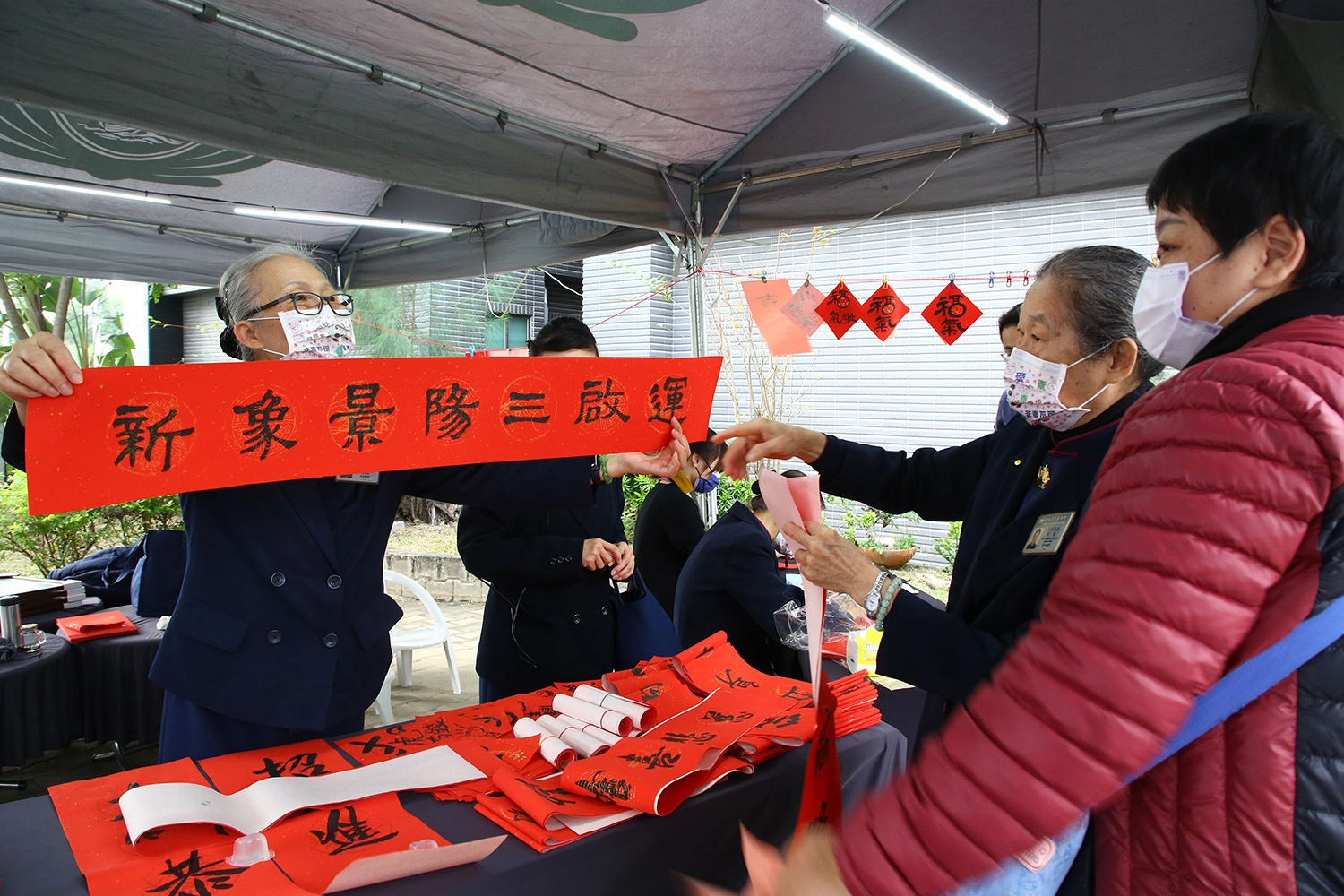 現場結合有年節氣氛的春聯、古早味童玩等,彷若是場熱鬧嘉年華。(攝影者:王翠雲)