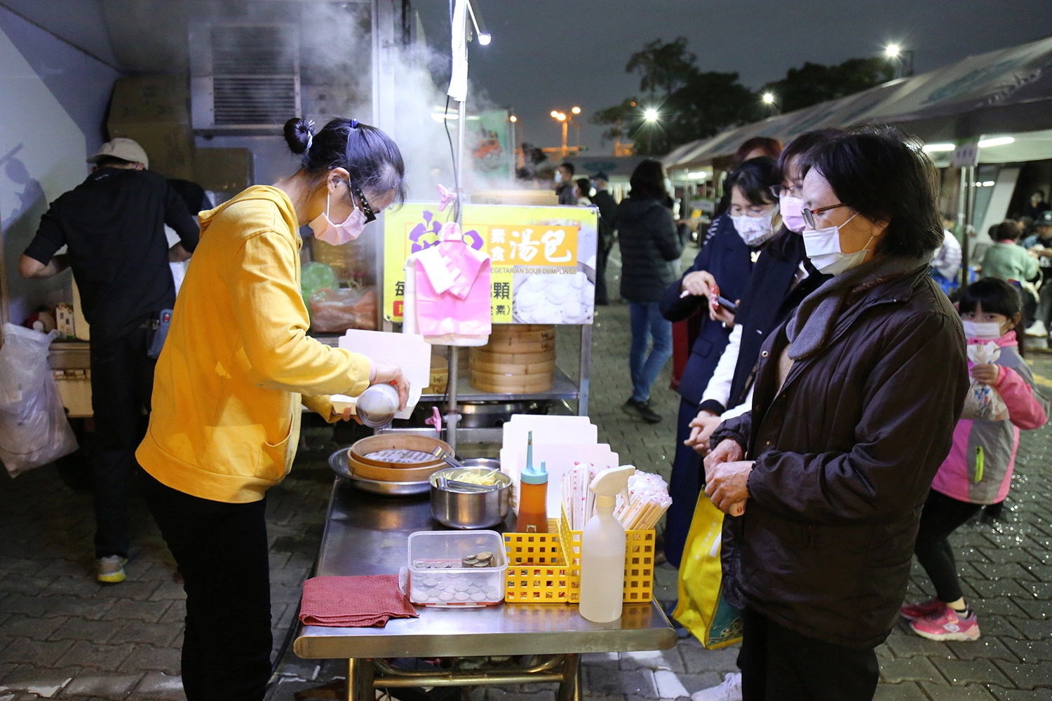 慈濟嘉義聯絡處舉辦歲末祝福,配合推廣美味的蔬食料理的餐車,吸引許多人潮。(攝影者:劉麗美、蕭智嘉)