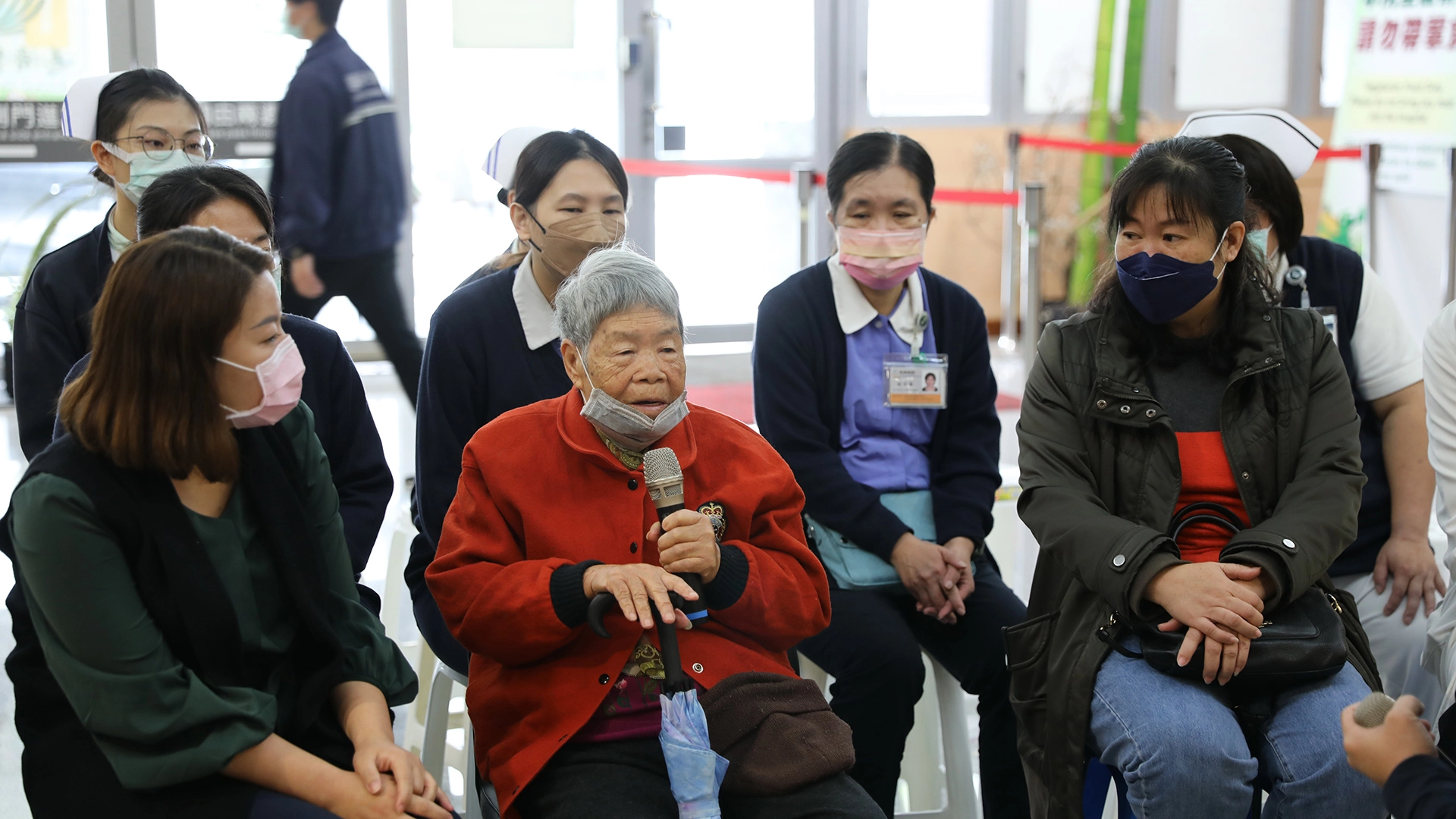 捐贈儀式上由花蓮慈院副院長羅慶徽、緩和醫療科主任謝至鎠與護理部副主任王淑貞代表接受。謝至鎠醫師還特別開著江阿嬤捐贈的交通車,載著阿嬤與家人繞了一圈,讓江阿嬤知道這台車是如何載著醫護團隊,深入部落社區幫助病人。