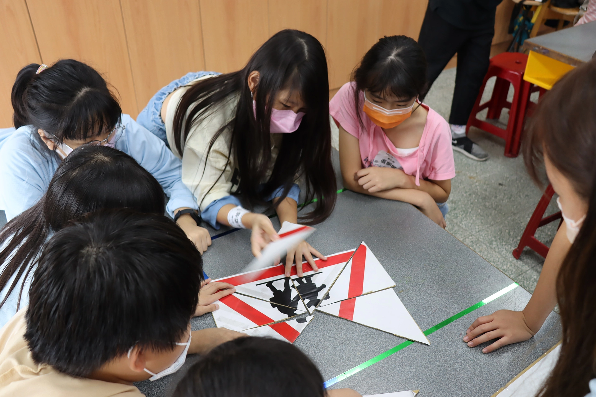 道路安全工作坊活動之拼圖遊戲,孩子們在遊戲中合力完成交通號誌拼圖