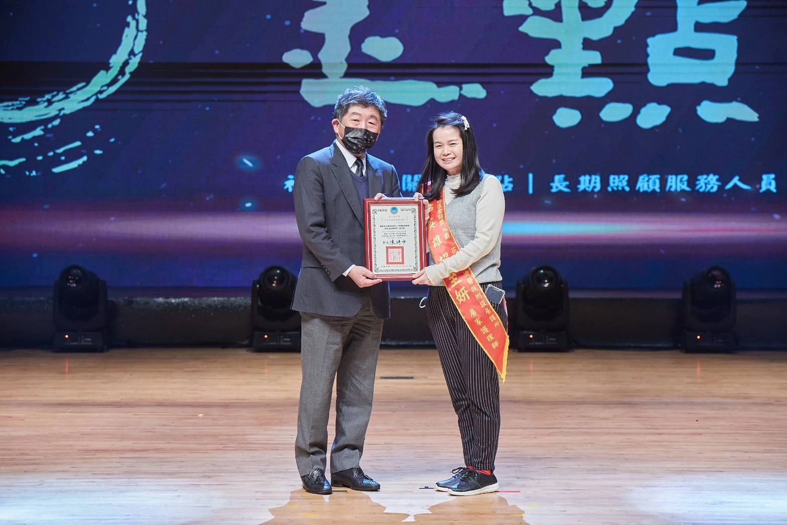 積極自我提升  仁心居護賴至妍獲金點英雄獎。
