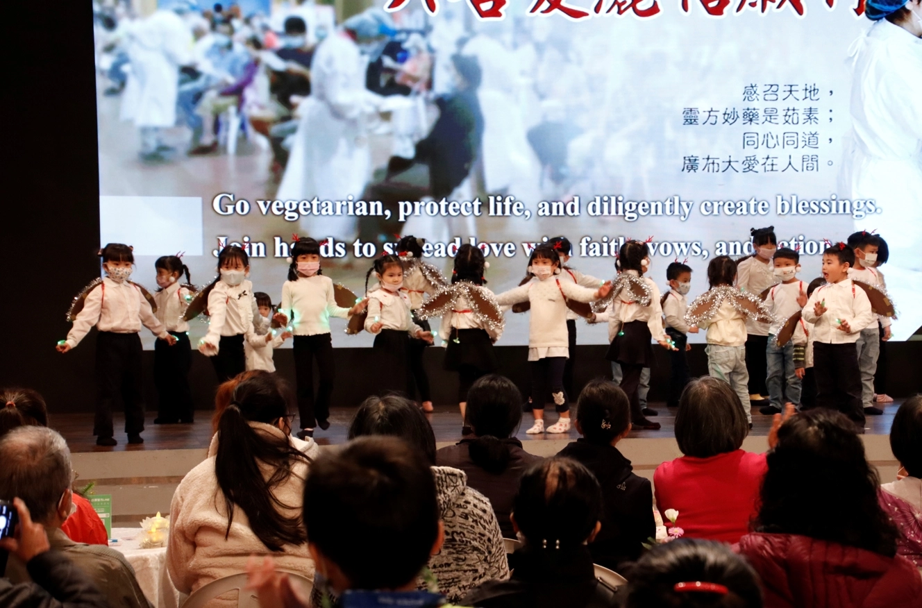 二十幾位可愛俏皮的小朋友舞台上熱情的演出「火金姑」,全場觀眾跟著拍手唱和。