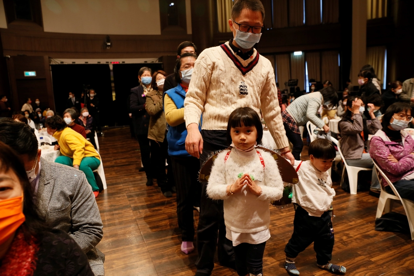 會眾黃哲宏先生,帶著一雙兒女參加表演,他表示活動很有意義,小朋友裝成螢火蟲,點燃生命之光,照亮更多人願意來加入慈濟行列。