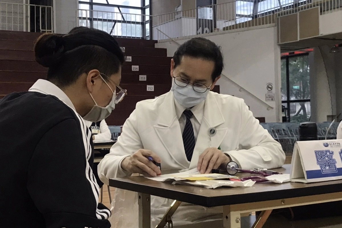 第二劑疫苗接種醫師的評估重點在第一劑的副作用嚴重程度，圖為鄭敬楓副院長。