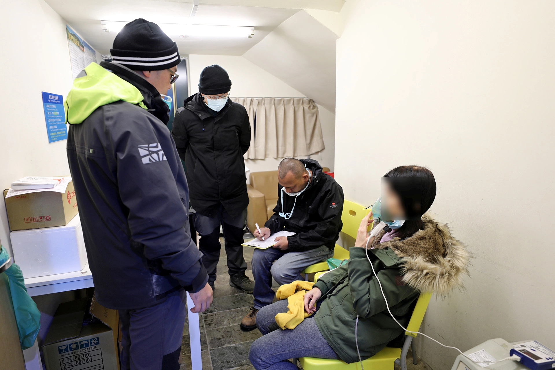 在松雪樓雪季醫療站駐點的花蓮慈院急診部醫護人員,為出現高山症狀的遊客進行給氧處置。