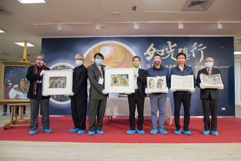 臺灣藝術史研究學者蕭瓊瑞、國立臺灣美術館長梁永斐、呂學偉先生、文化部長李永得、立法院副院長蔡其昌、立法委員黃國書、臺北大龍峒保安宮董事長廖武治(洪瑞麟學生)與3件開箱作品及3本速寫本合影。