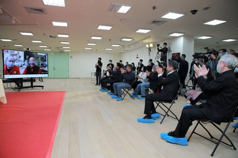 記者會安排臺美視訊連線,前輩藝術家洪瑞麟之長子洪鈞雄分享讓父親作品返鄉的內心感觸。