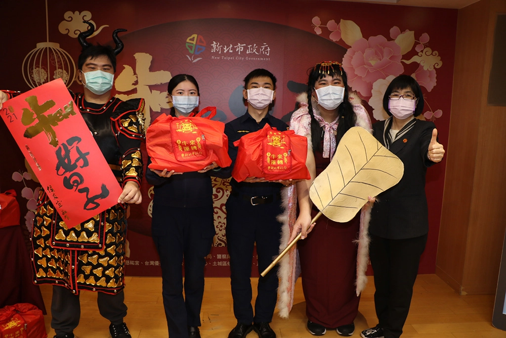 社會局同仁翻轉牛魔王和鐵扇公主的故事演出平安袋行動劇(右為局長張錦麗)。