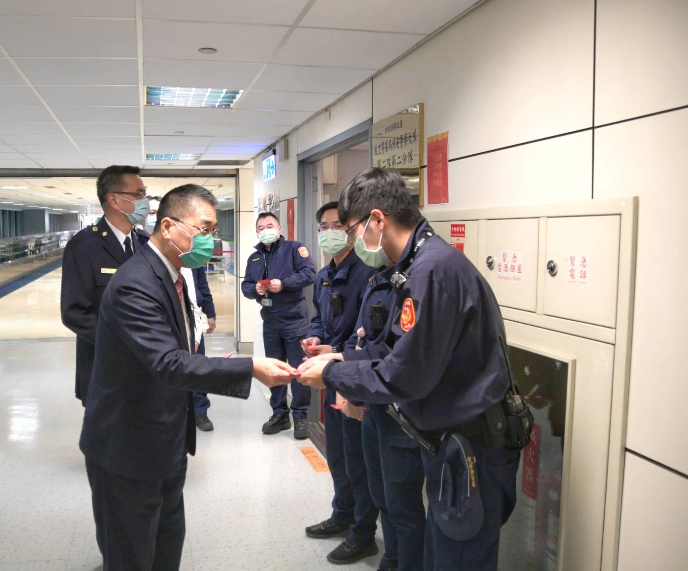 ２月３日內政部長徐國勇日到桃園機場慰勉防疫的第一線同仁新聞資料。