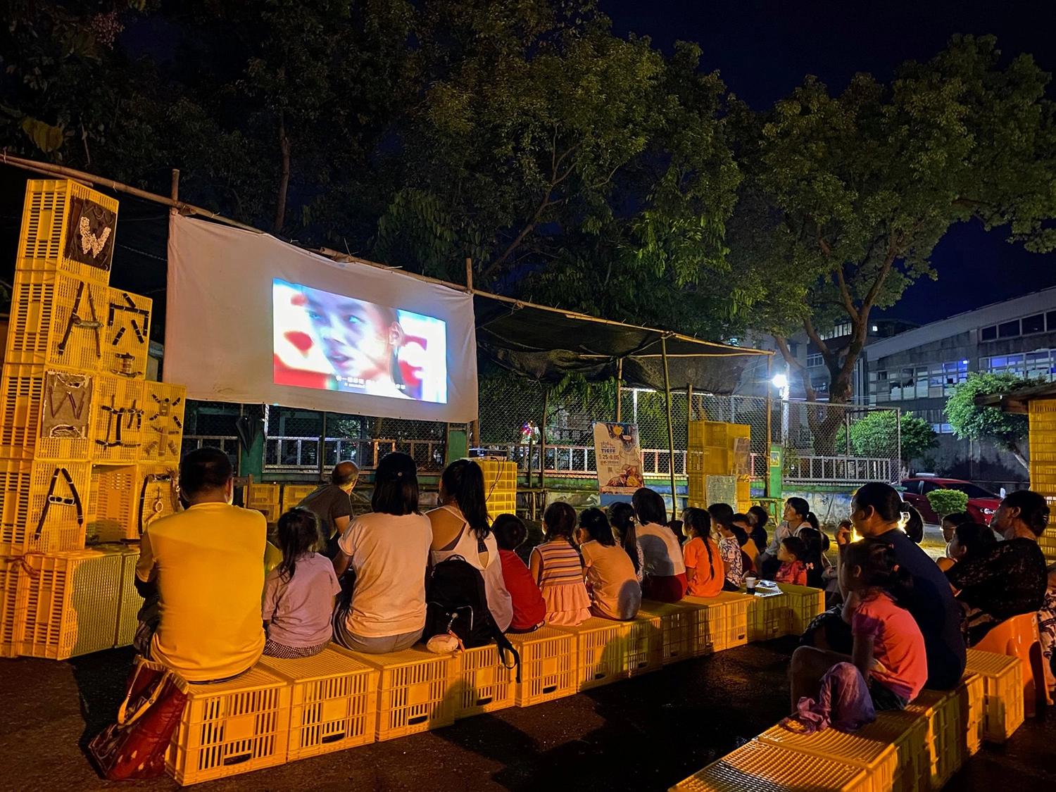 團隊藉由故事電影院活動,凝聚社區的家長及孩童對空地樂園的認同。