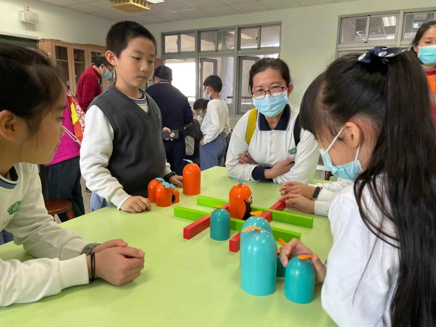 家長到學校參加活動之外,還能跟孩子學習桌遊,增加親子感情。