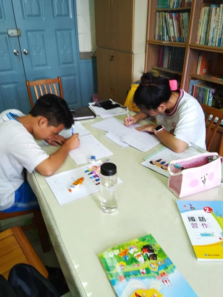 學生於華語補救課程中認真學習。