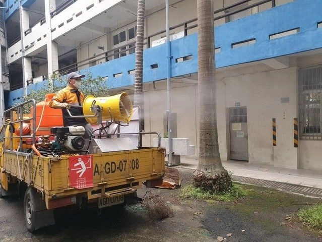 針對校園周邊環境加強消毒,全力做好防疫工作,讓學童安心也讓家長放心。