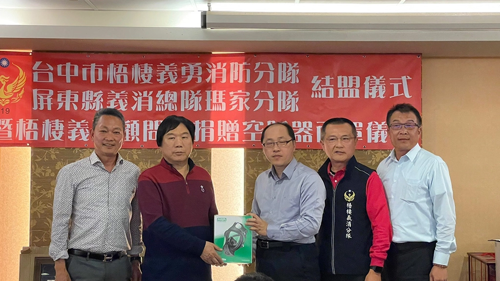 強化救災效能,中市梧棲義消顧問贈26組消防面罩。