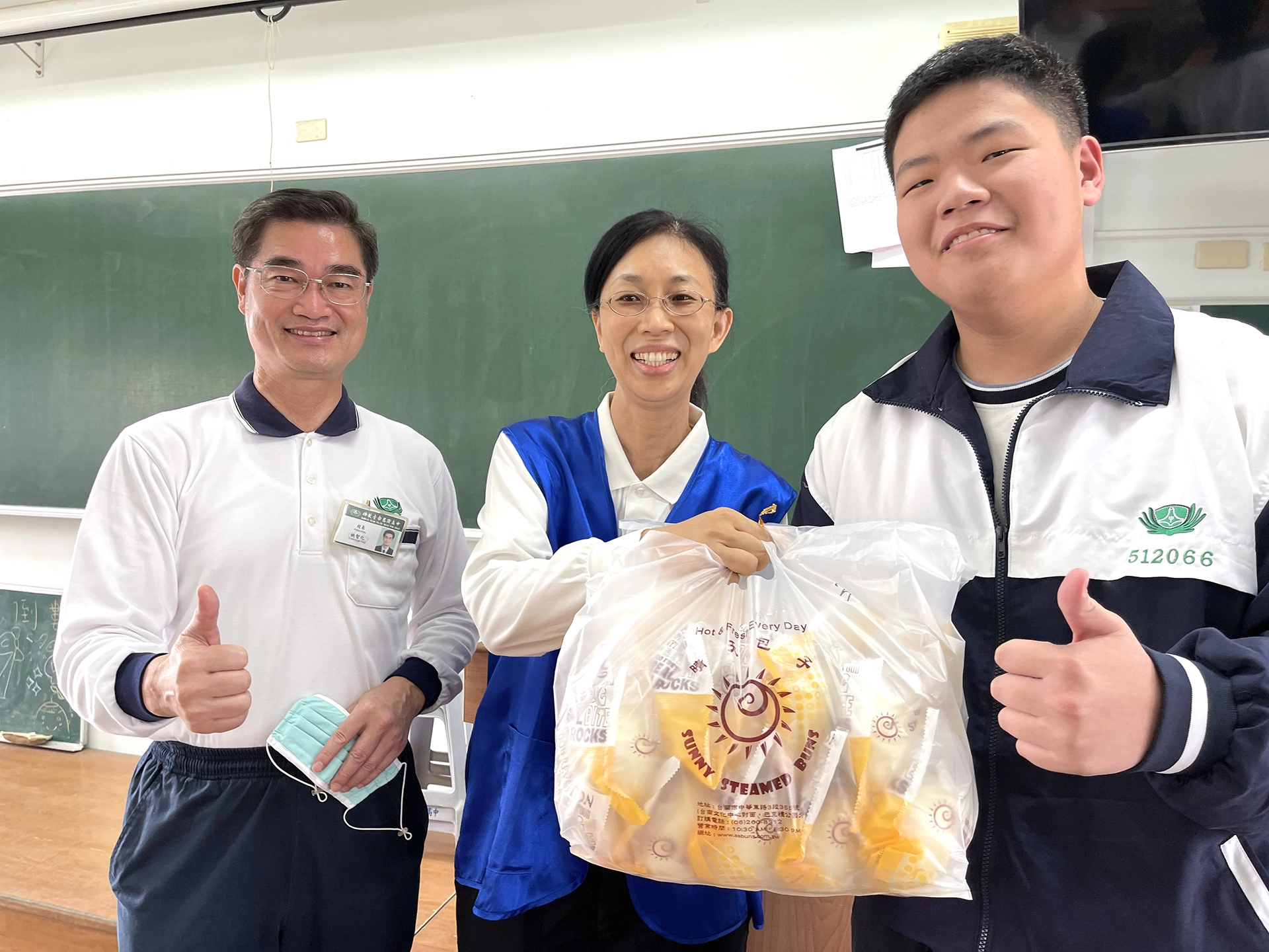 臺南慈中家長會一路上提供學生們最大的祝福與陪伴,在考前就贈送考生們「成功」洋芋。