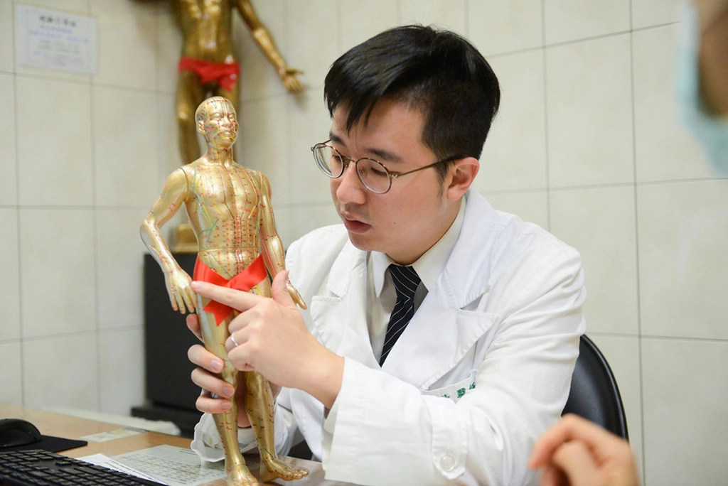 李昌狄醫師說明靈骨大白穴的位置,針灸此穴位改善黃太太手部張力過大、無法舉起的情況。