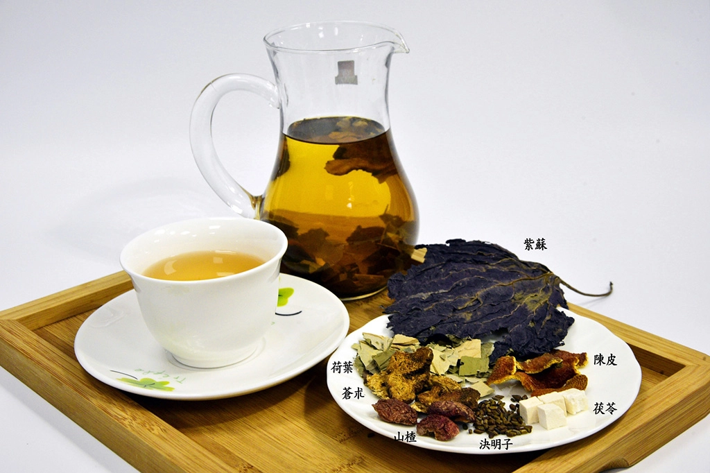 可取荷葉、陳皮、山楂、決明子、茯苓、蒼朮、紫蘇各3錢,用1000毫升的水煮開,再加入藥材煮20~30分鐘,共同煎煮當茶喝或是做成湯汁。