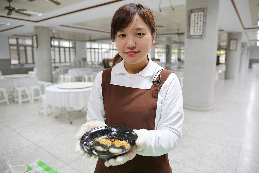 花蓮慈濟醫院營養師黃映華表示,這次元宵節推出減糖版牛汶水,雖然減少精緻糖的使用量,但一碗兩顆牛汶水所含的澱粉量等於半碗飯,提醒民眾不要過量攝取外,也能與正餐澱粉量做替換。