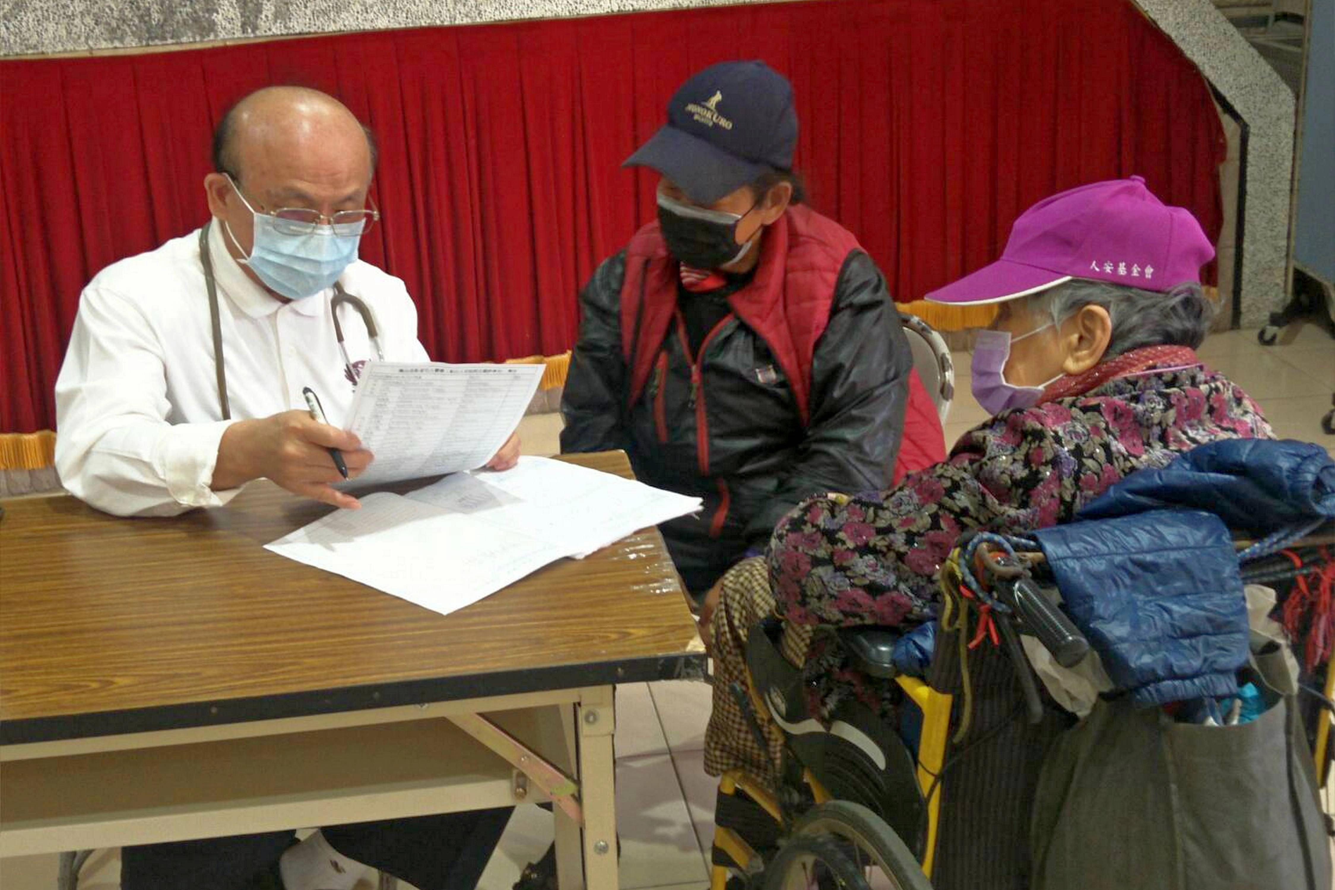 2月21日慈濟與人安基金會為街友舉辦義診。(攝影:屈惠玲)