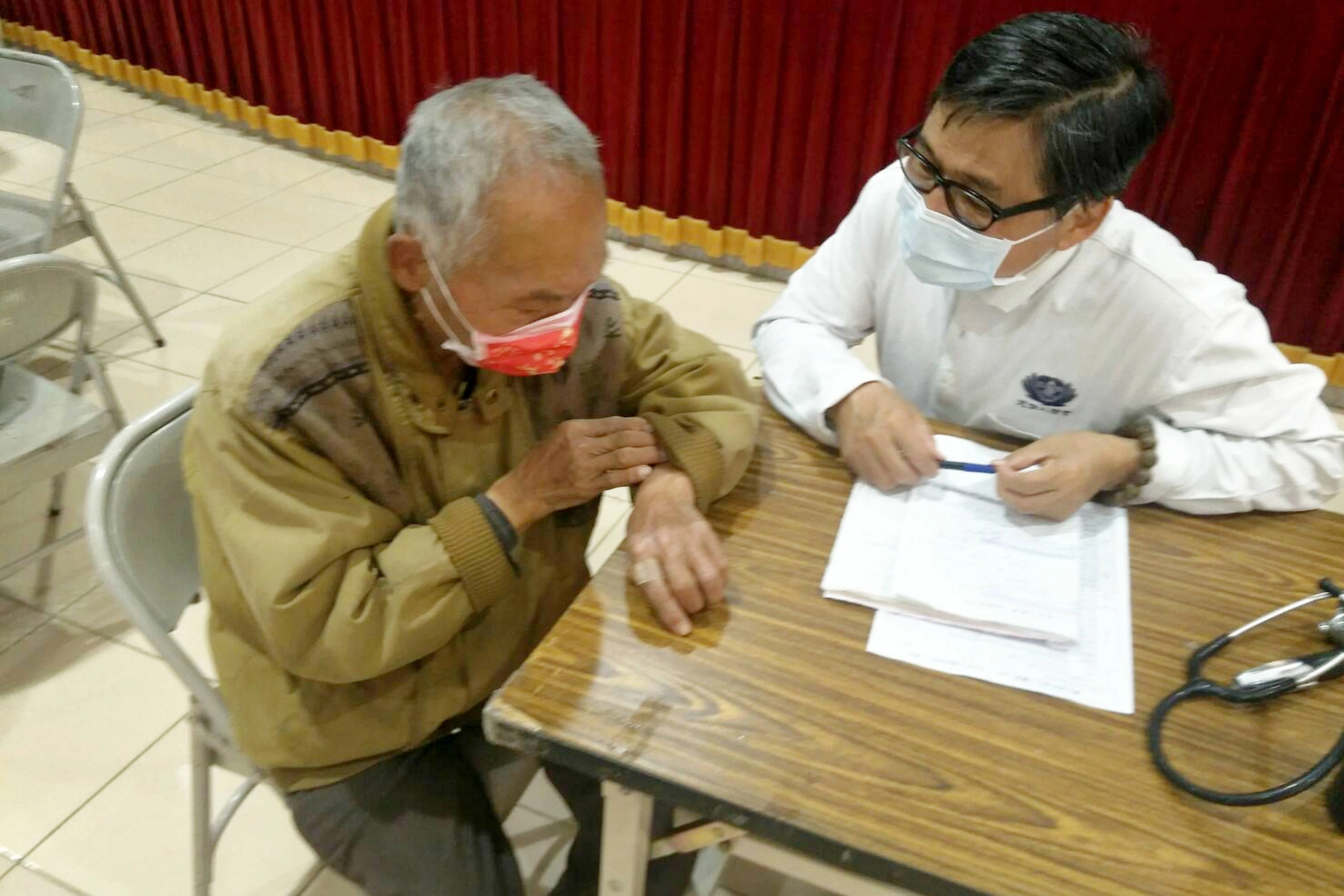 2月21日慈濟與人安基金會為街友舉辦義診。(攝影:屈惠玲)