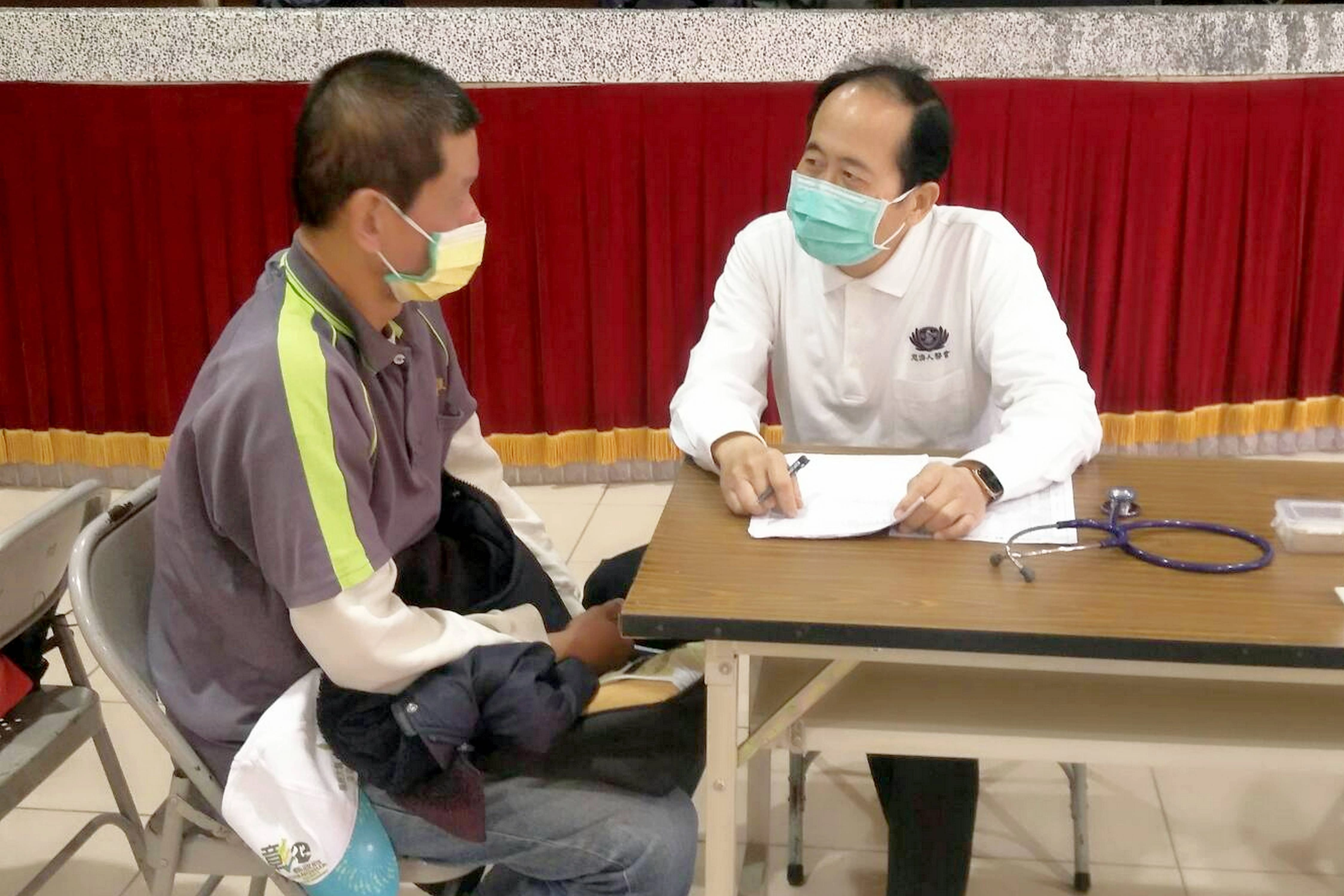 2月21日慈濟與人安基金會為街友舉辦義診。(攝影:屈惠玲)