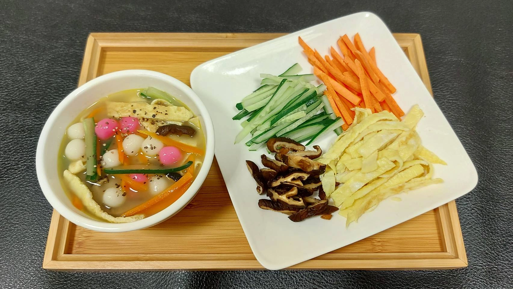 以胡蘿蔔、小黃瓜、蛋皮、香菇等隨手可得當季食材做成的素湯圓,雖然清淡,卻富含營養幫助健康。(吳思儀醫師提供)