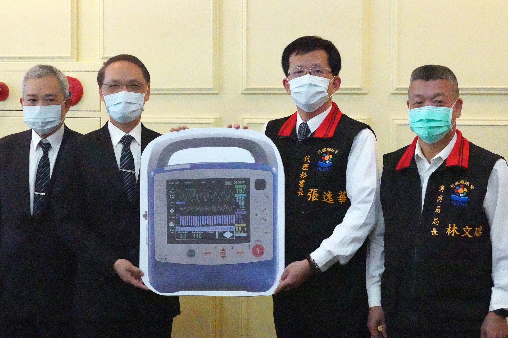 慈濟捐贈11500顆住警器、3組生理監視器等設備,慈濟顏博文執行長(左二)代表致贈由張逸華秘書長(右二)、林文瑞局長(右一)受贈。