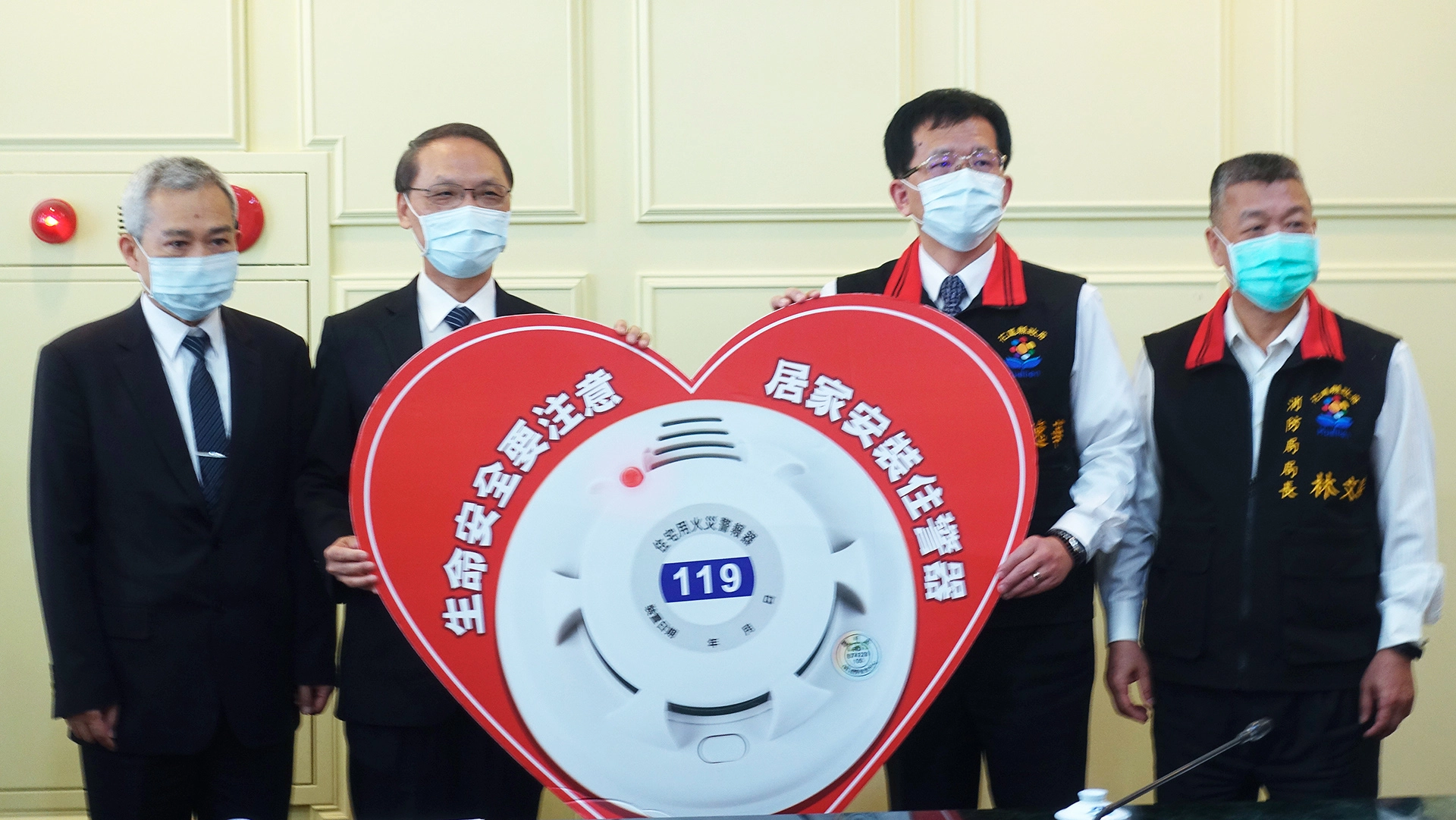 慈濟捐贈11500顆住警器、3組生理監視器等設備,慈濟顏博文執行長(左二)代表致贈由張逸華秘書長(右二)、林文瑞局長(右一)受贈。