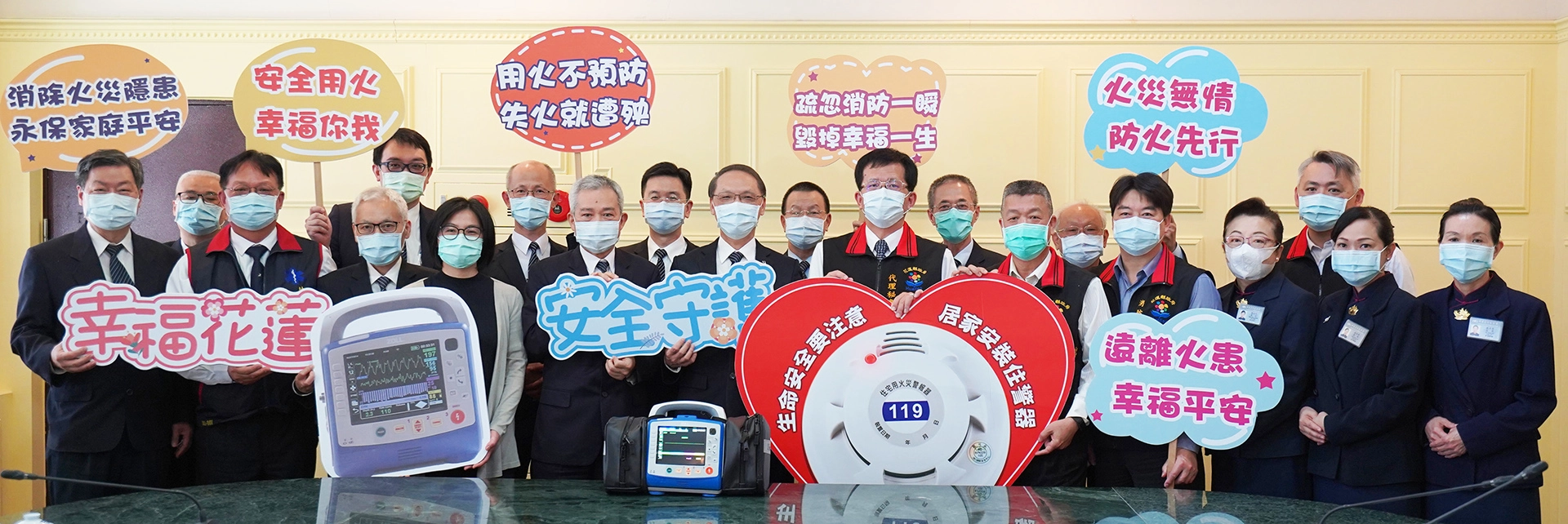 2月25日慈濟捐贈11500顆住警器、3組生理監視器設備,全體合影。