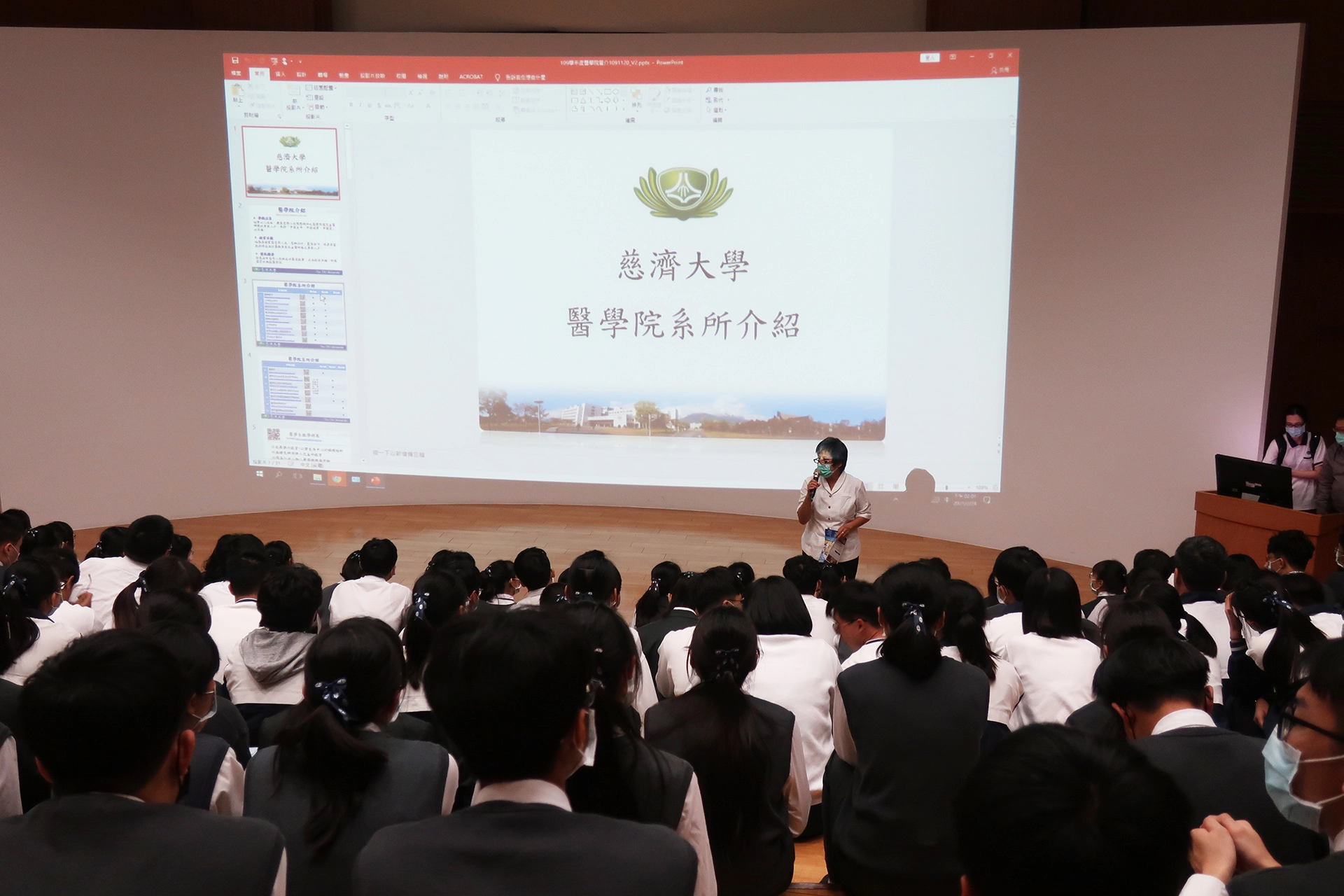 慈大護理學系曹教授代表慈大醫學院向同學介紹科系,並歡迎學生就讀。