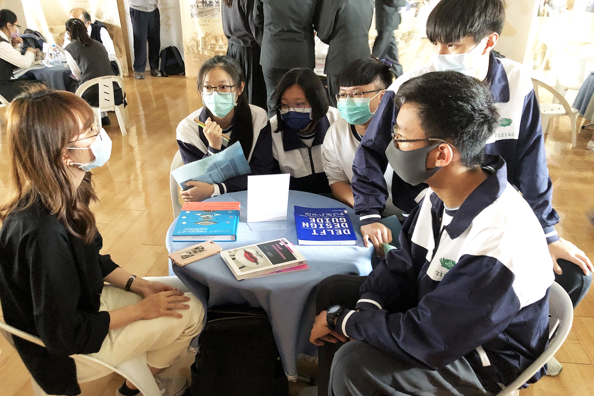 臺南慈中畢業生黃榆芳現就讀慈濟科技大學資訊科技與管理系,返校與學弟妹分享自己在校經驗。