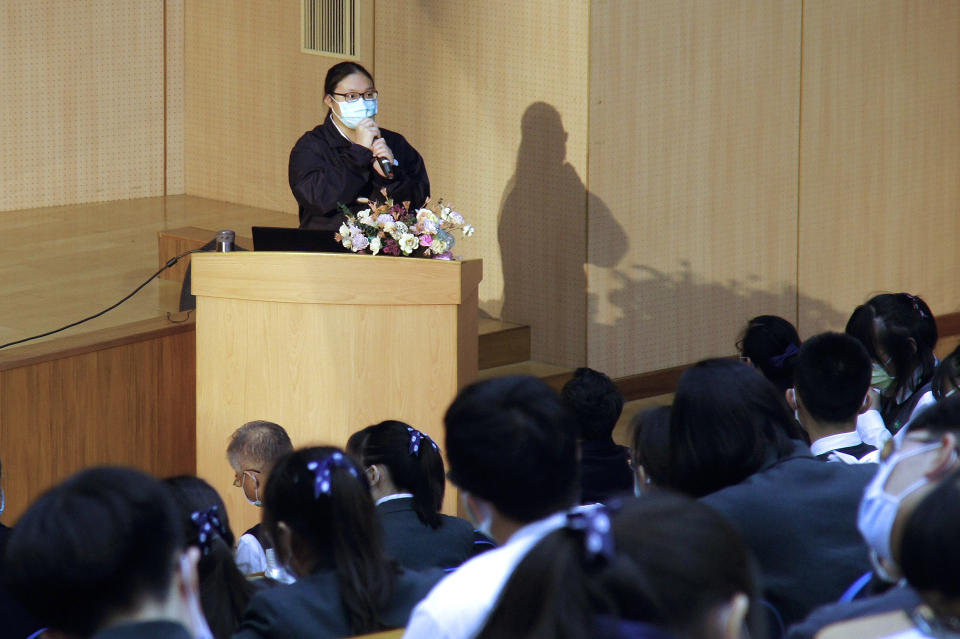 臺南慈中畢業生黃榆芳現就讀慈濟科技大學資訊科技與管理系,返校與學弟妹分享自己在校經驗。