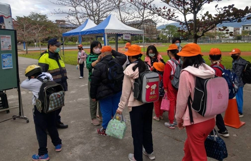 關山警察分局為維護轄內學童上(放)學安全,特由各分駐(派出)所編排「護童專案」勤務,為落實防疫工作,警察也不斷提醒注意社交距離,出入公眾場所務必戴上口罩,維護自身及他人身體健康!