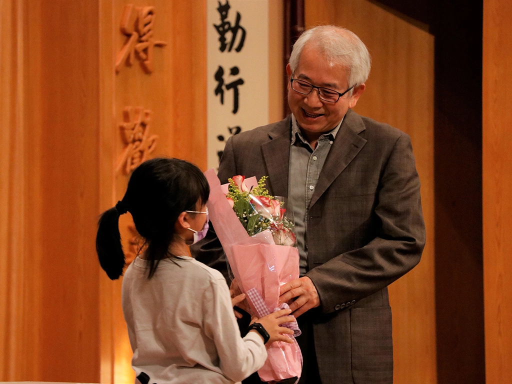 講座結束後掌聲如雷,由聽眾小孩代表獻花給呂紹睿醫師。