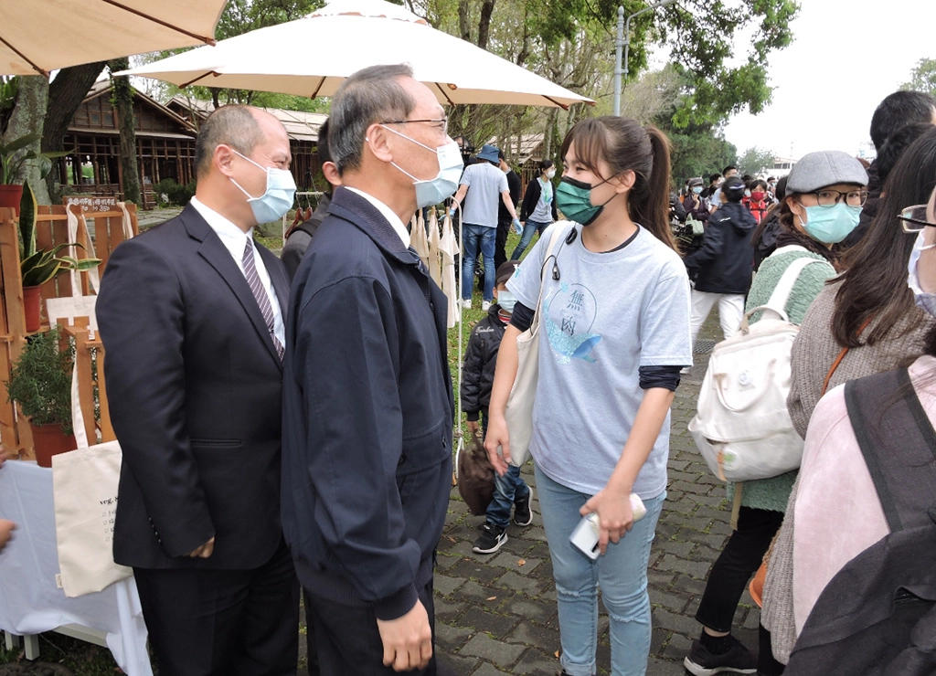 慈濟基金會顏博文執行長(左二)、與無肉市集創辦人張芷睿(右一),期許雙方在共同理念之下合作,發揮相輔相成推廣蔬食的正能量。