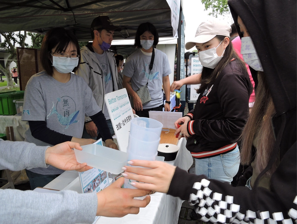 「裸賣裸買」也成為無肉市集一大特色,無肉市集為了環境更好,所有商家一致達成不提供一次性使用餐具,未帶餐具民眾現場也有租借服務。