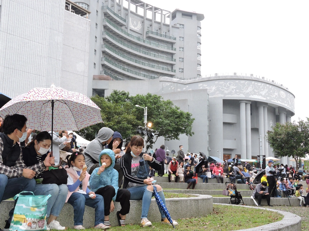 無肉市集在慈大校園舉辦,也對應了慈濟今年以「大哉教育」來呼籲省思天地人我之間的關係,讓各個年齡階層的人,以共同行動讓世界變得更美好。